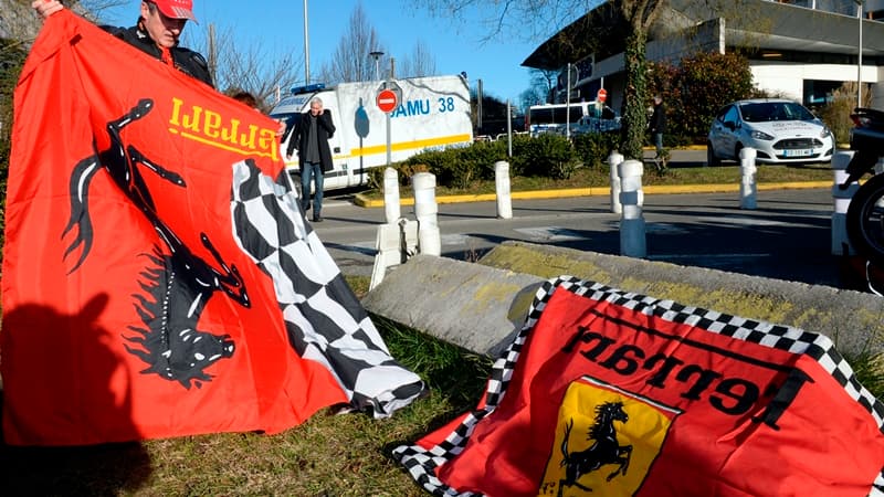 Des fans de Ferrari devant le CHU de Grenoble