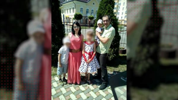 Marina (à gauche), la mère de Vladi, dans les bras d'Ivan, son beau-père, deux ans avant sa mort à Boutcha en mars 2022