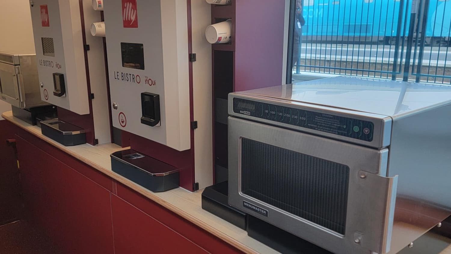 Fours et machines à café dans la nouvelle voiture bar du TGV M