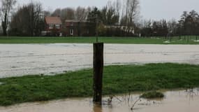 Gabriel Attal rend une nouvelle fois visite aux habitants de Blendecques, près de Saint-Omer, le 8 février, à la suite des inondations qui ont frappé le département ces derniers mois. 