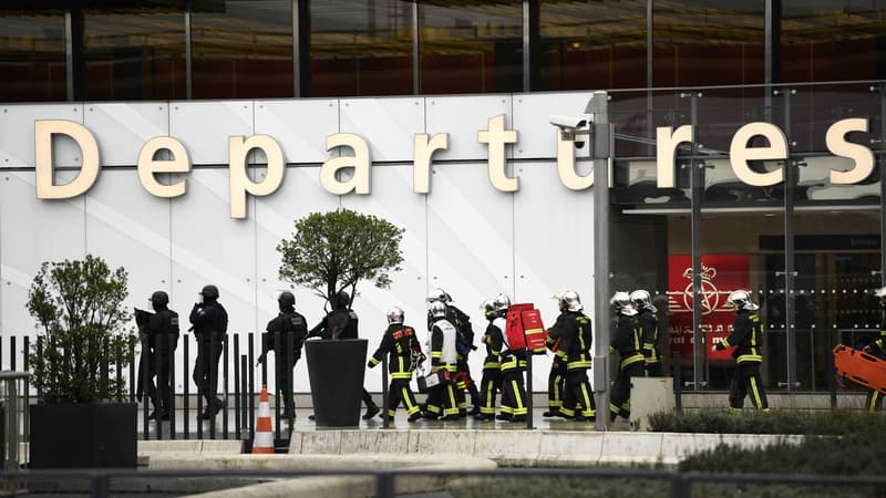 L'intervention des pompiers et du RAID à l'aéroport d'Orly, le samedi 18 mars 2017.