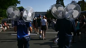 JO 2024: des volontaires transportent des ventilateurs, en pleine chaleur