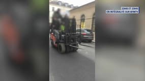 Des manifestants ont foncé sur la porte du ministère de Benjamin Griveaux, le 5 janvier 2019. - Capture BFMTV