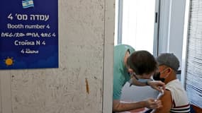 Une personne se fait vacciner contre le Covid-19 à Tel-Aviv, en Israël