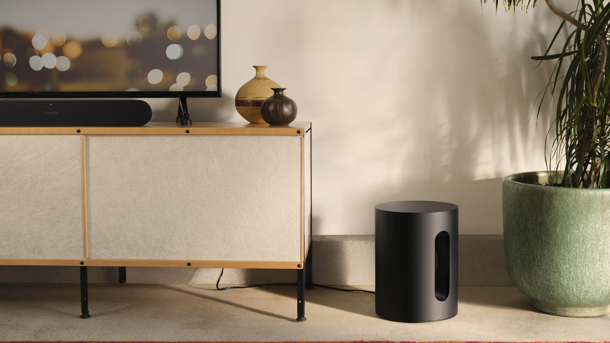 Le Sub Mini vient compléter les barres de son ou les enceintes Sonos. Le Sub Mini vient compléter les barres de son ou les enceintes Sonos.