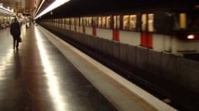 Le quai d'une gare parisienne déserte