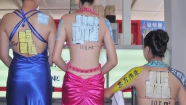 Les Chinois n'hésitent pas à peindre sur le corps de jeunes femmes pour vendre des appartements.