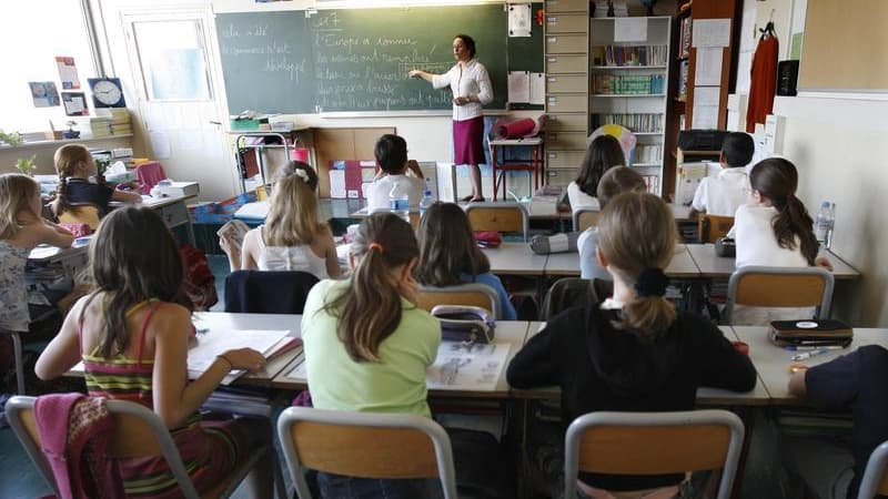 La France comptait 5,5 millions de fonctionnaires fin 2011, un chiffre en baisse de 0,5% en un an, la hausse des effectifs dans les collectivités locales et les hôpitaux ne compensant pas leur recul dans la fonction publique d'Etat. /Photo d'archives/REUT