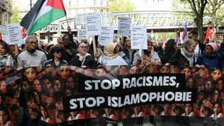 Des manifestants brandissent une banderole indiquant « Stop aux racismes, stop à l'islamophobie » lors d'une manifestation « contre le racisme, contre l'islamophobie » à l'appel de diverses organisations à Paris le 21 avril 2024