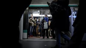 Des passagers dans une rame à la station de métro Chatelet à Paris, le 17 décembre 2019