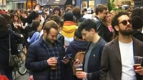 Des Parisiens en train de boire sur la chaussée à Paris.