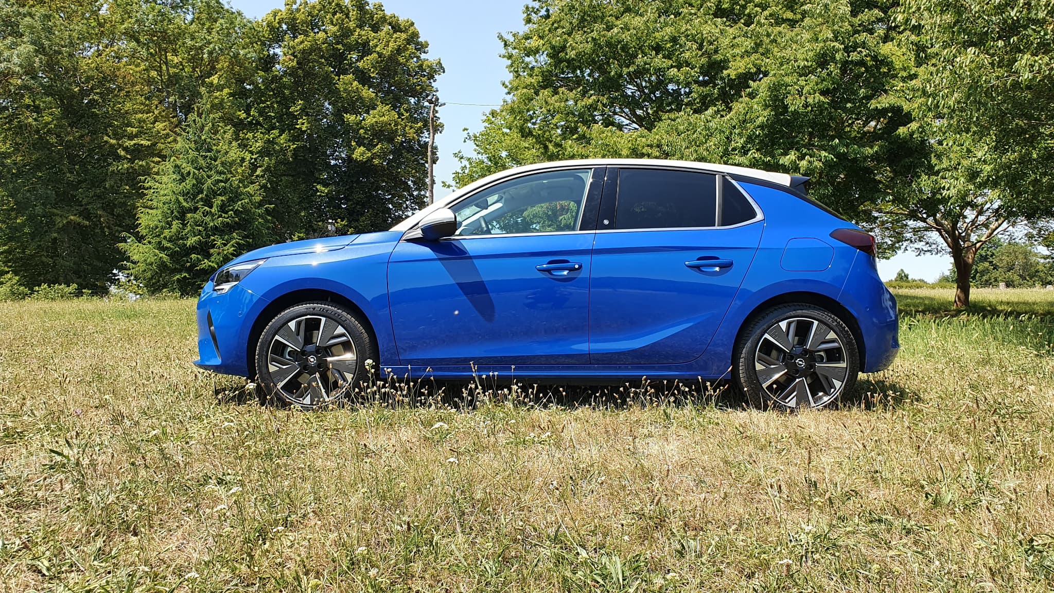 Un look extérieur sympa avec cette carrosserie bleue et le toit blanc Un look extérieur sympa avec cette carrosserie bleue et le toit blanc