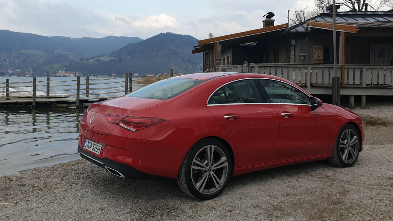 Si elle se range dans la catégorie coupé 4 portes, la CLA reste une voiture de taille assez imposante, avec 4,70 mètres de long. Si elle se range dans la catégorie coupé 4 portes, la CLA reste une voiture de taille assez imposante, avec 4,70 mètres de long.