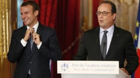 François Hollande (droite) et le ministre de l'Économie Emmanuel Macron, lors d'une cérémonie à l'Élysée, le 15 septembre 2015