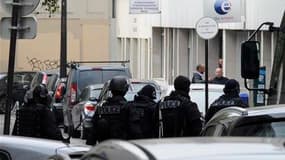Deux responsables de l'agence Pôle emploi de la rue Pelée, dans le XIe arrondissement de Paris, ont été pris en otages par un homme lundi. /Photo prise le 16 octobre 2011/ REUTERS/Gonzalo Fuentes (FRANCE - Tags: CRIME LAW)