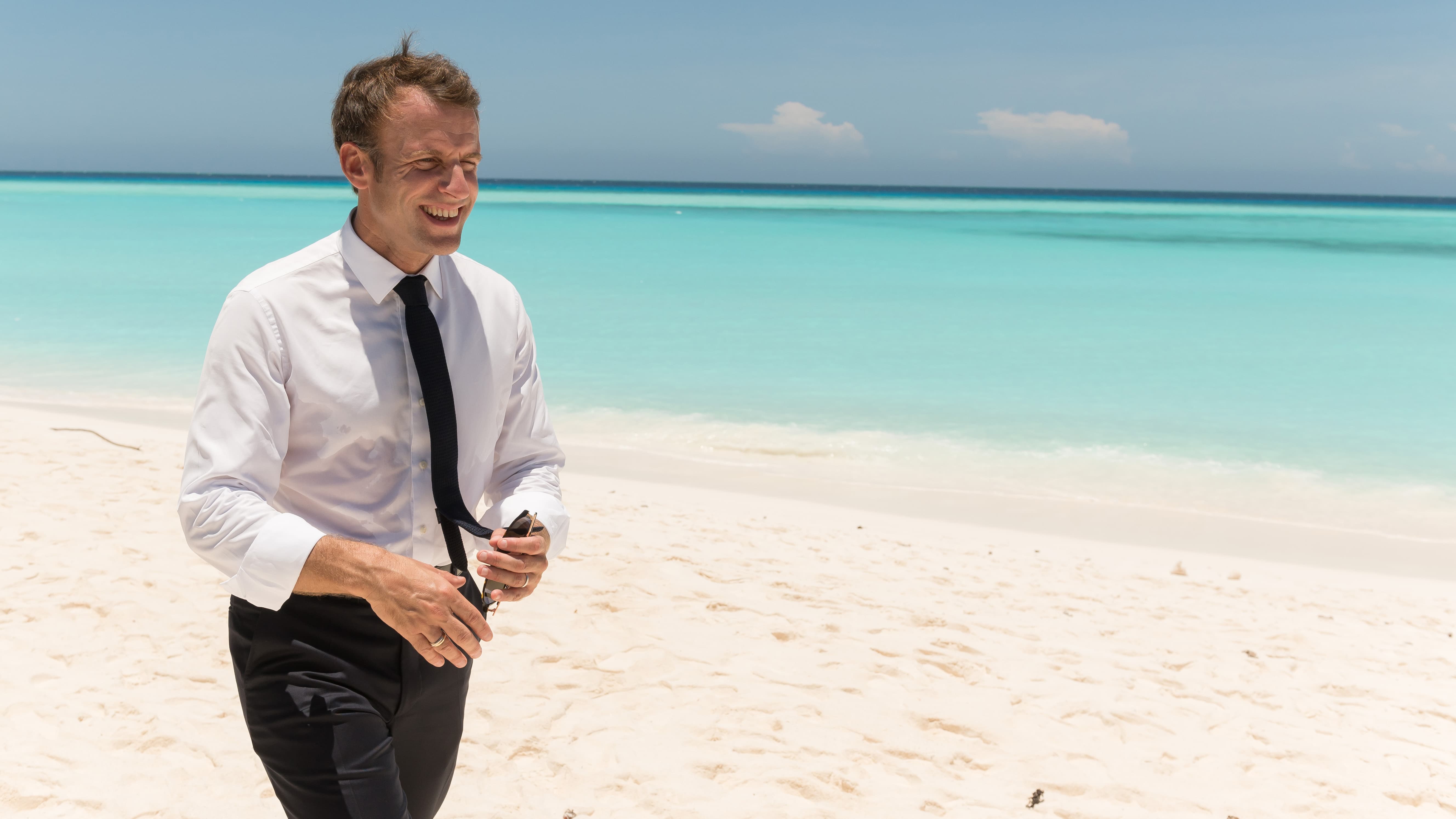 Emmanuel Macron annonce le classement en réserve naturelle d'une île de