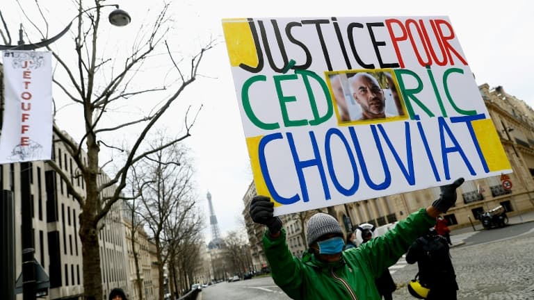 Un manifestant lors d'une marche blanche à Paris à la mémoire de Cédric Chouviat, décédé suite à son arrestation par la police, le 3 janvier 2021 
