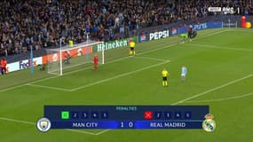 Bernardo Silva avant de taper un tir au but contre le Real Madrid, à Manchester le 17 avril 2024