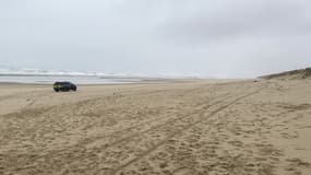Une voiture de police sur la plage de Le Porge, après que des sachets de cocaïne se sont échoués sur les côtes du Sud-Ouest.