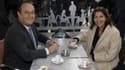 L'ancien président François Hollande et la maire de Paris et candidate du PS à la présidentielle Anne Hidalgo prennent un café lors d'une visite sur un marché de Tulle, le 6 novembre 2021.
