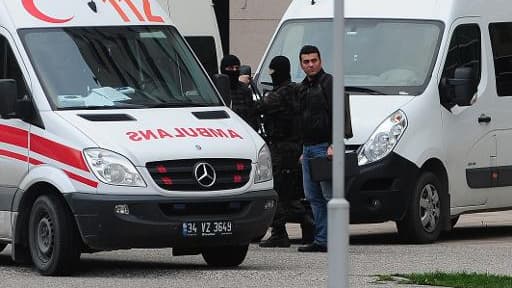 La police turque encercle le tribunal d'Istambul le 31 mars 2015 dans lequel est retenu un magistrat