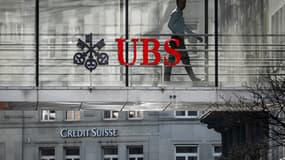 Le logo de la banque suisse UBS et de la banque suisse Crédit Suisse, le 20 mars 2023 à Zurich.