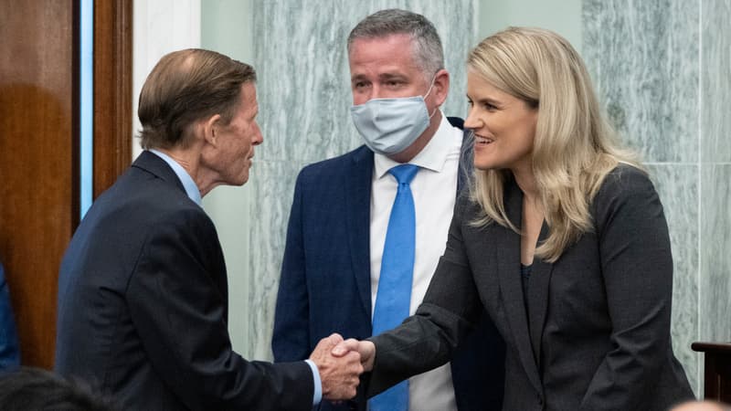 Le sénateur Richard Blumenthal (gauche) et Frances Haugen (droite)