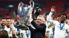 Carlo Ancelotti avec le Real Madrid et le trophée de la Ligue des champions, à Londres le 1er juin 2024
