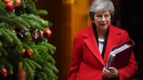 La Première ministre britannique Theresa May quitte Downing Street le 5 décembre pour aller défendre son texte sur le Brexit au Parlement.