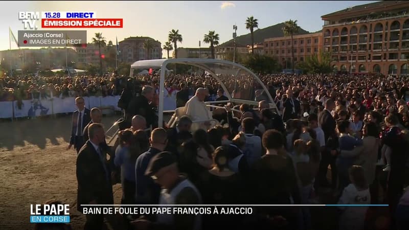 Les images du bain de foule du pape François à Ajaccio