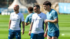 Leonardo Balerdi avec Roberto De Zerbi durant un entraînement à Marseille, le 8 juillet 2024.