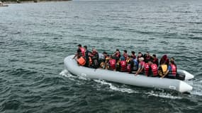 Un embarcation récupère des migrants échoués pour les déposer sur l'île de Lesbos, en Grèce, le 18 juin 2015