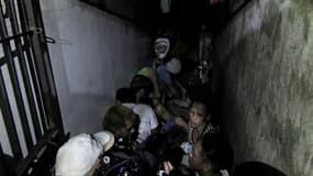 Une dizaine de personnes ont été découvertes dans un minuscule réduit dissimulé derrière une étagère de livres dans un commissariat  au coeur des bidonvilles de Manille, le 27 avril 2017