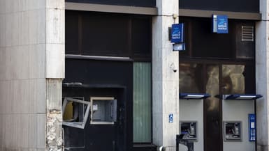 La façade endommagée d'un distributeur automatique de billets de la Banque postale à Roubaix (Nord) le 12 novembre 2025, après un braquage à l'explosif.