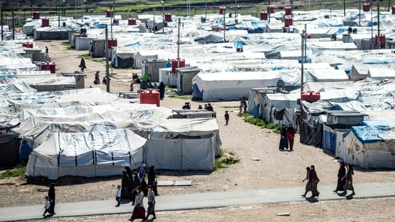 La France rapatrie 35 enfants et leurs mères détenus dans des camps de prisonniers jihadistes en Syrie