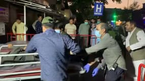 Des blessés des explosions survenues aux abords de l'aéroport de Kaboul à leur arrivée à l'hôpital.