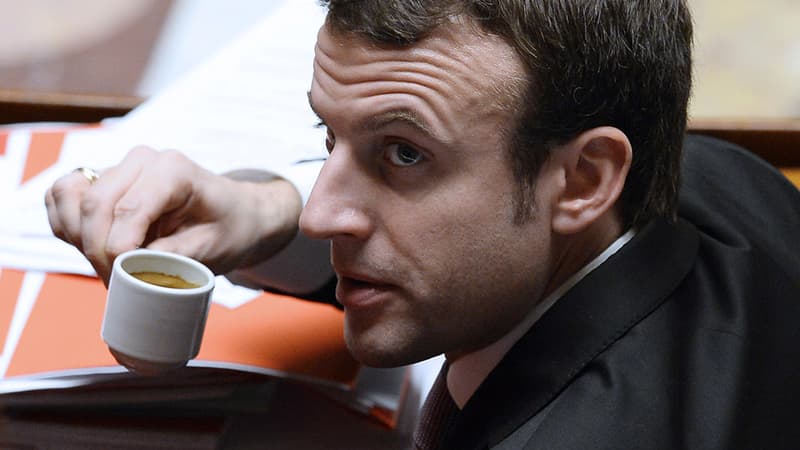 Emmanuel Macron dnas la nuit de samedi à dimanche, buvant un café pendant le vote de la loi à laquelle il prête son nom.