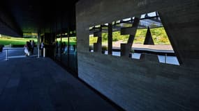 Des employés entrent au siège de la Fifa à Zurich.