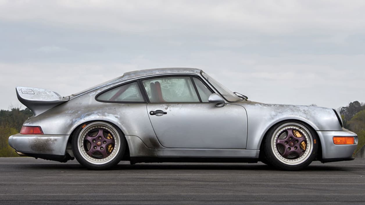 Cette 911 avait été commandée en 1993 dnas une livrée spéciale voulue par son propriétaire: grise, jantes violettes, étriers de freins dorés.