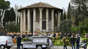 Des employés de pompes funèbres manifestent à Rome contre l'interruption des services funéraires, le 16 avril 2021.