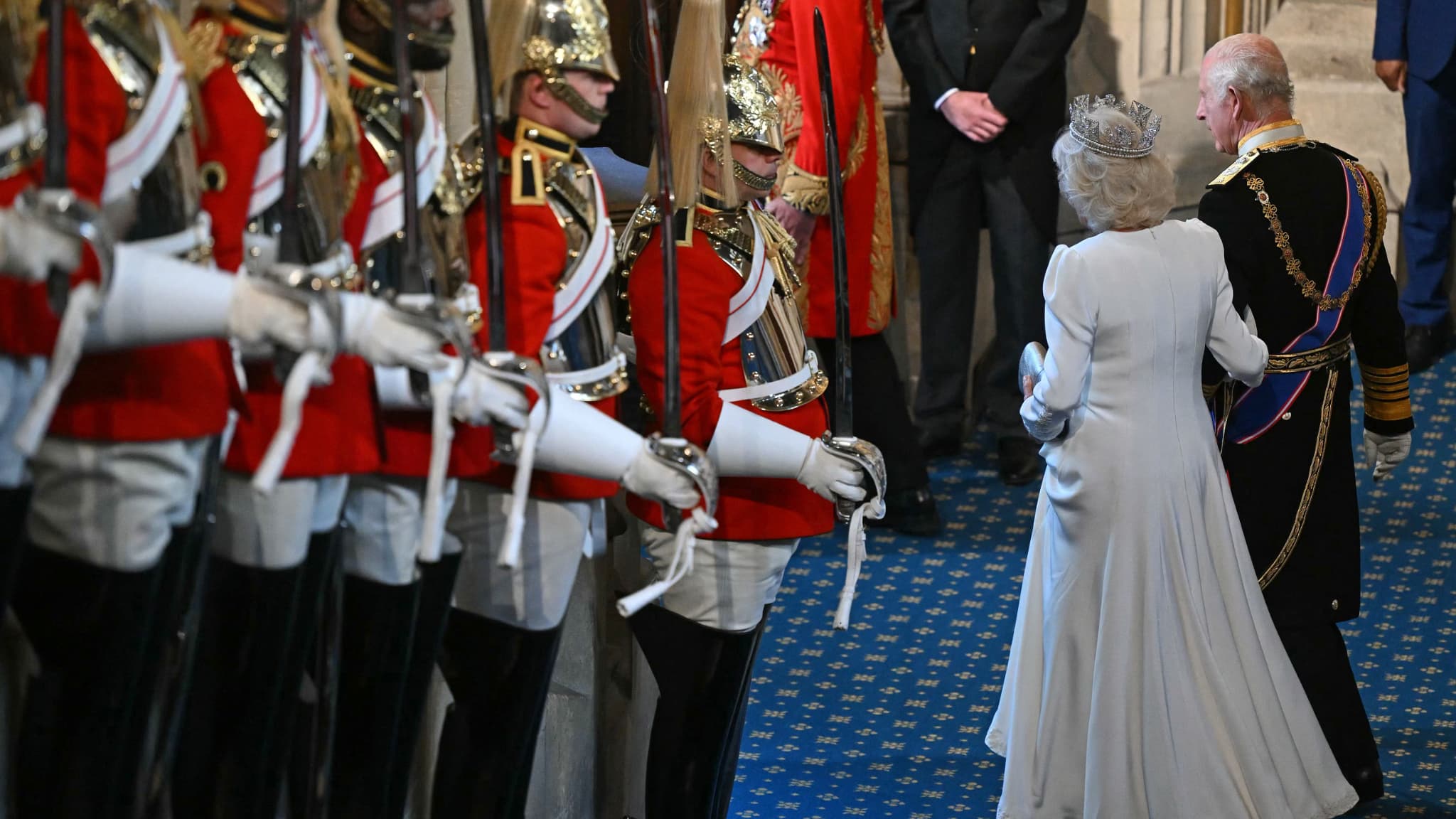 Le roi et la reine quittent le parlement, après le "discours du roi" présentant le programme du gouvernement, le 17 juillet 2024. Le roi et la reine quittent le parlement, après le "discours du roi" présentant le programme du gouvernement, le 17 juillet 2024.