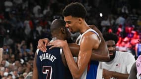 L'échange entre Victor Wembanyama et Kevin Durant à la fin de la finale olympique du tournoi de basket France-USA le 10 août 2024