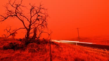 Le ciel vire au rouge à cause des fumées.