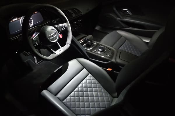 This R8 is a real Audi, with a very high-end finish and comfortable Alcantara bucket seats, like high-quality plastics.