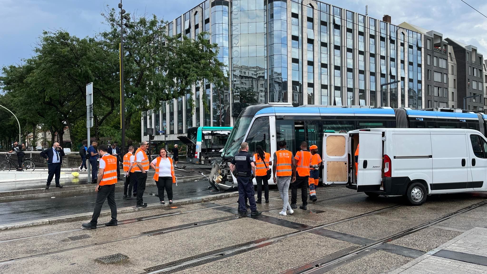 Porte de Choisy: une collision entre un bus et un tramway, plusieurs ...