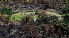 Un journaliste capture des images d’un village rohingya incendié
