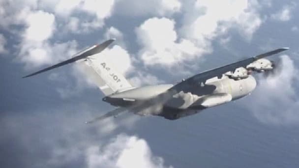 Un avion militaire largue des cendres.