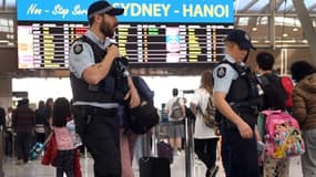 Une patrouille de police le 30 juillet 2017 à l'aéroport australien de Sydney où la sécurité a été renforcée après qu'un projet d'attentat à la bombe contre un avion de la compagnie Etihad eut été déjoué par les services de sécurité