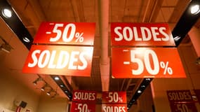 Des panneaux indiquant les soldes dans un magasin de vêtements à Caen, le 8 janvier 2020 (photo d'illustration).