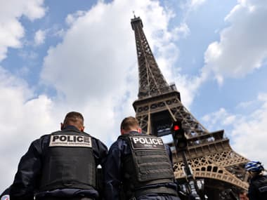 Des policiers devant la Tour Eiffel, à Paris en avril 2022